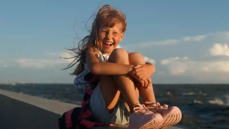 gro-up kind Schaterlachend meisje gro-up kind Schaterlachend meisje