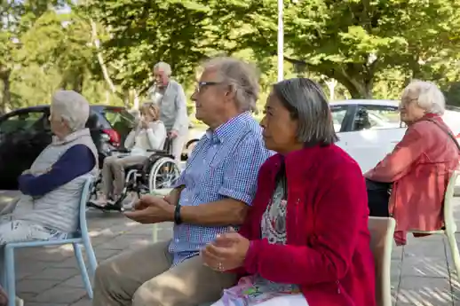 Huis van de Wijk Kristal van gro-up buurtwerk Ouderen genieten van entertainment bij Huis van de Wijk Kristal van gro-up buurtwerk