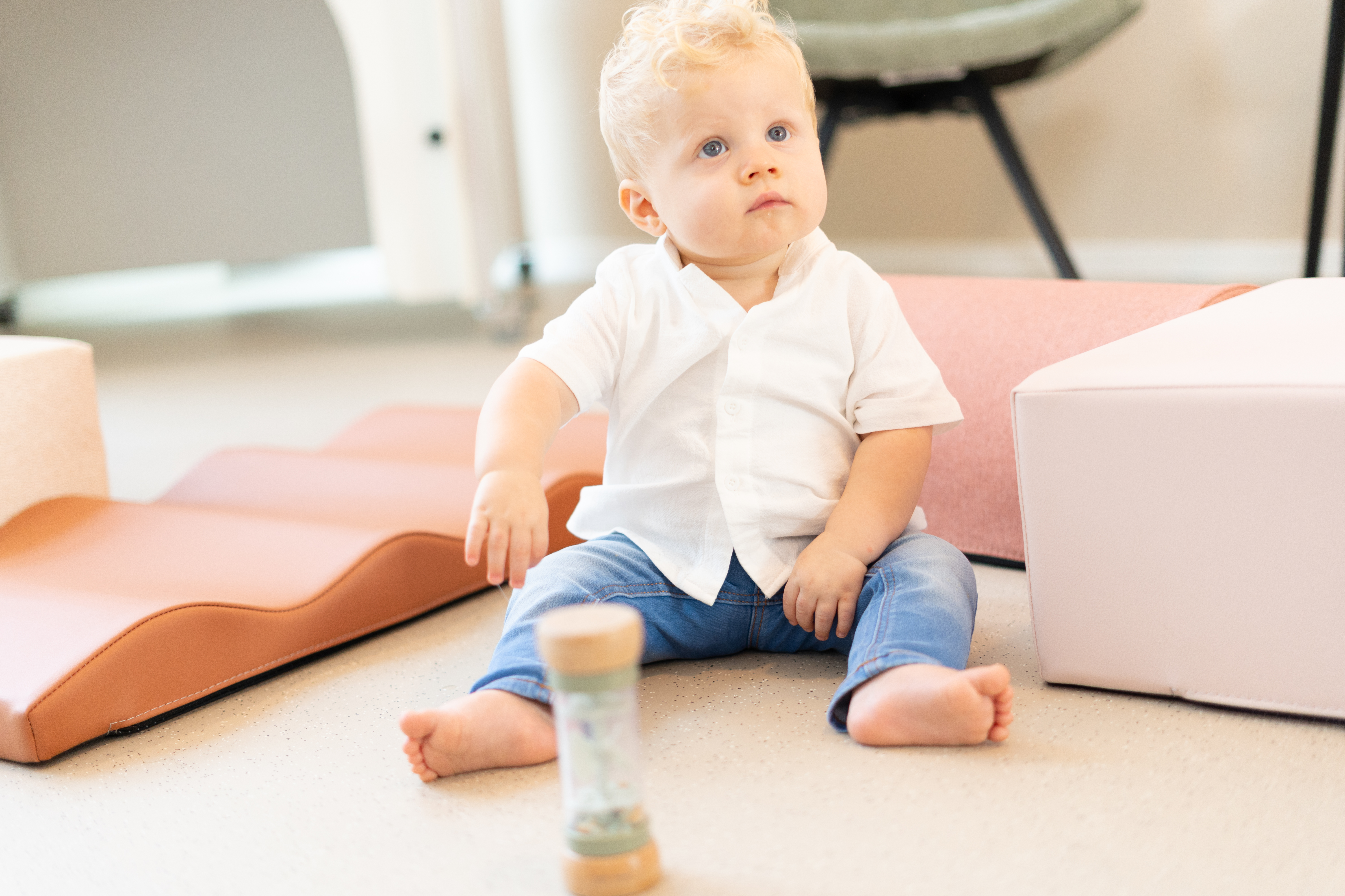 gro-up kinderdagverblijf Vleuten baby speelt op de grond