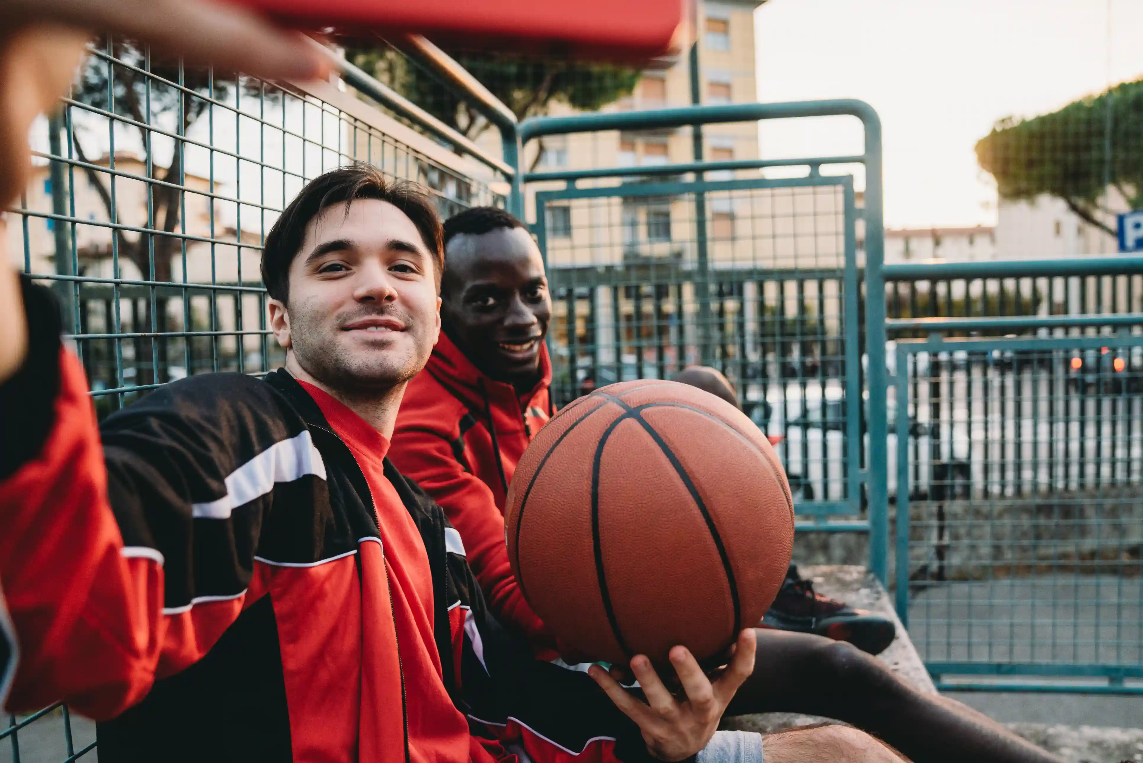 Onze buurten Vijfheerenlanden Twee jongens maken een selfie met een basketbal in Vijfheerenlanden