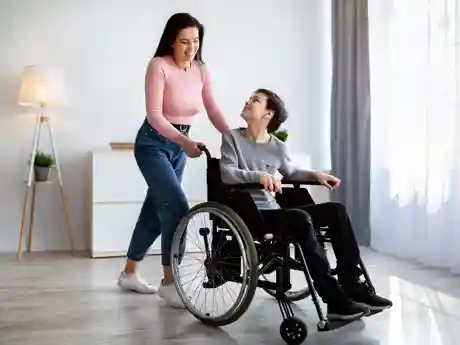 gro-up jeugd meisje achter rolstoel met jongen gro-up meisje achter rolstoel met jongen