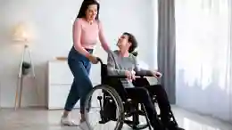 gro-up meisje achter rolstoel met jongen