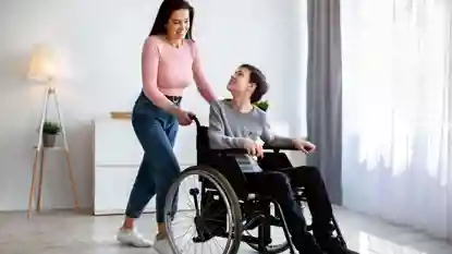 gro-up jeugd meisje achter rolstoel met jongen