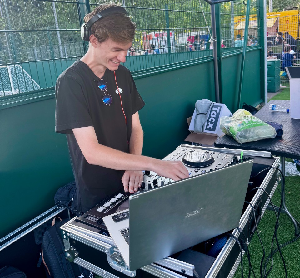 Een jongen uit Krimpen aan den IJssel toont zijn dj-talent tijdens de Buurtwerk Cup 2025