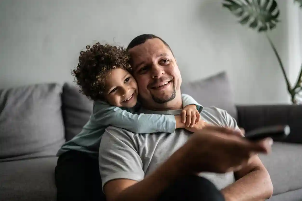 Peuter en vader kijken samen tv