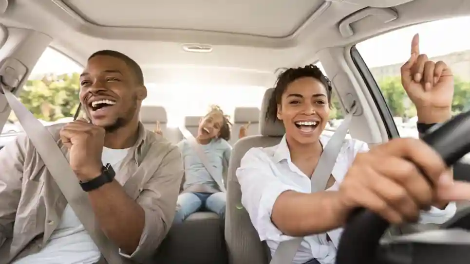 gro-up Kind in auto zingend gro-up Kind in auto zingend