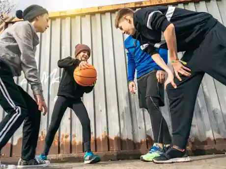 Meet Up Jongeren oefenen met bastketbal tijdens de Meet Up vcan gro-up buurtwerk in Rotterdam