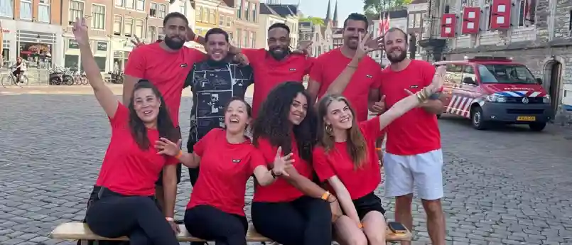 gro-up buurtwerk team Gouda De buurtwerkers van gro-up poseren op de Markt in Gouda