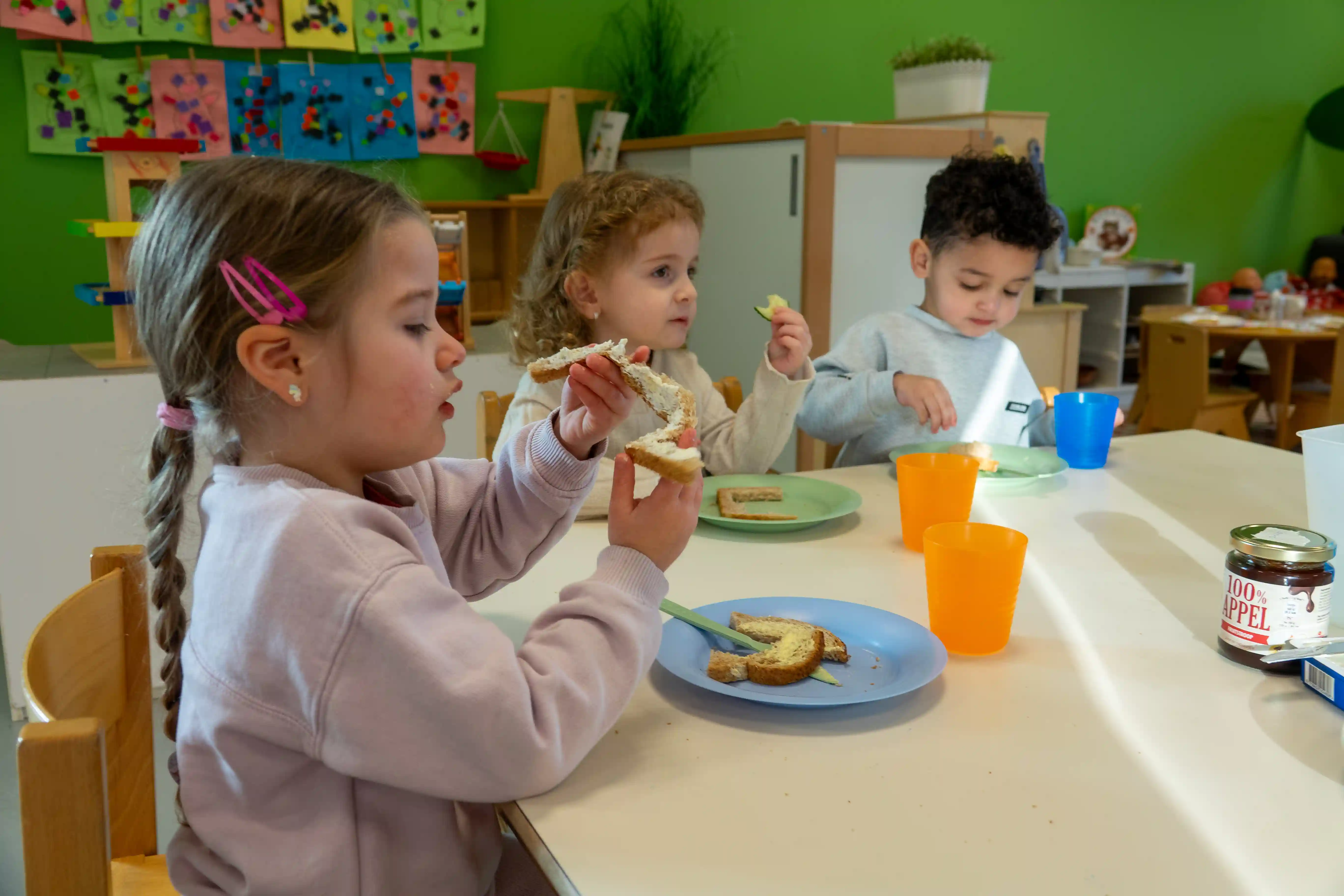 gro-up peuters van peuteropvang Bergkristal aan de peuterontbijttafel