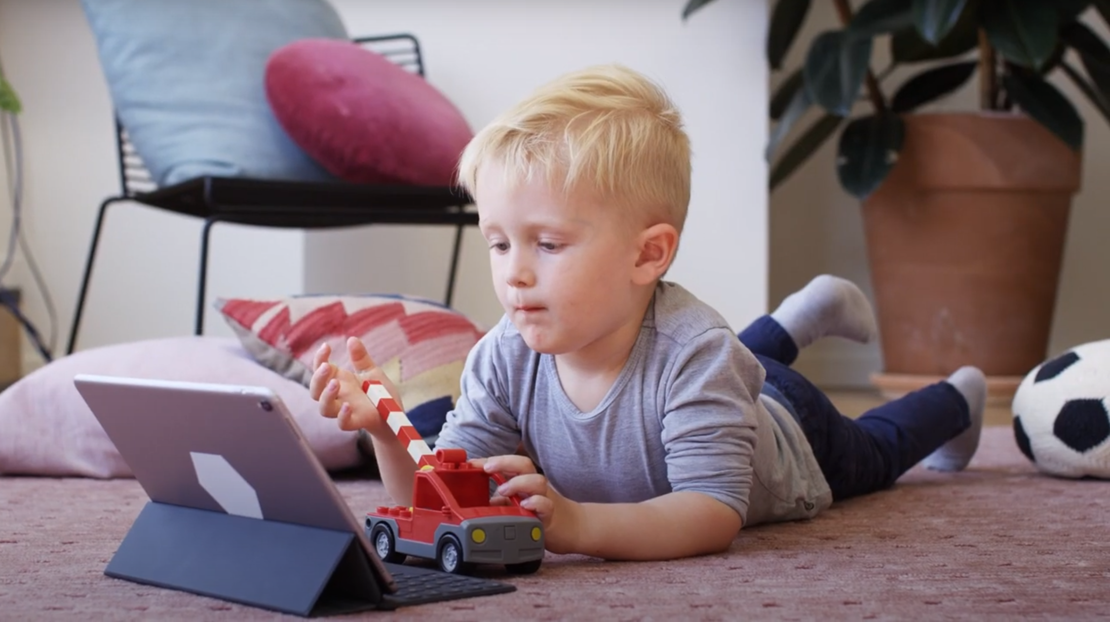 gro-up kinderen met een autootje en een scherm