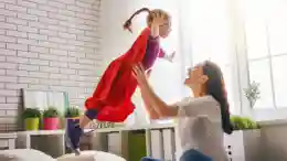 gro-up kind verkleed als superheld vliegt door de kamer Het belang van samenspelen met je kind