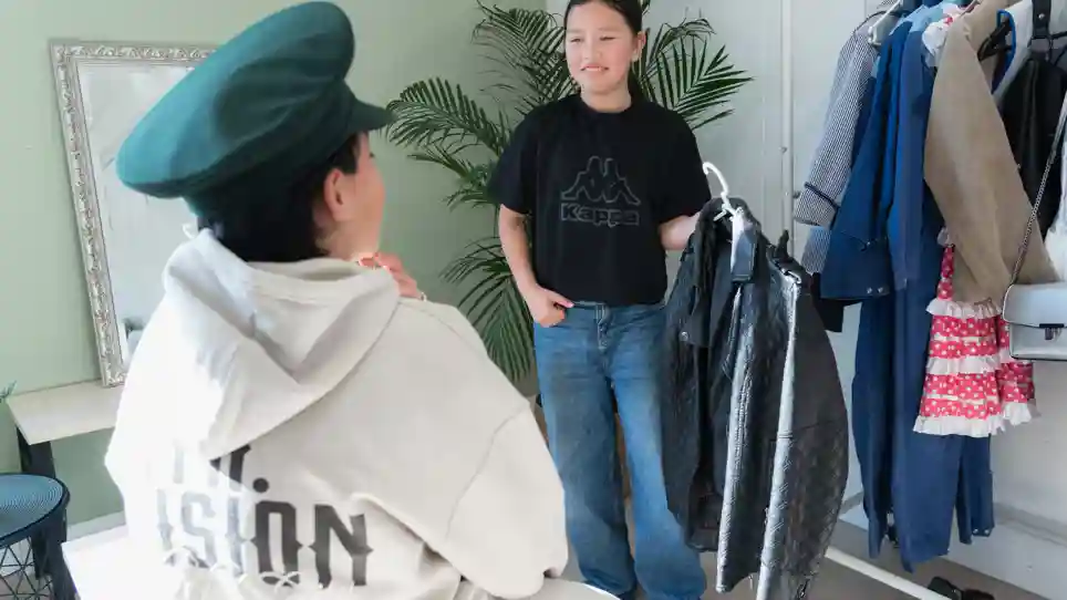 BSO Didjeridoe van gro-up Meisjes overleggen hoe ze zich zullen verkleden op buitenschoolse opvang Didjeridoe van gro-up