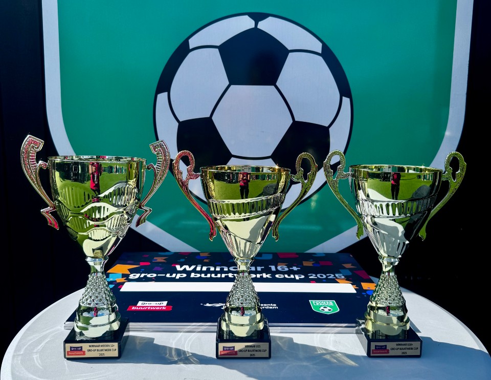 Foto van de prijzen voor de gro-up Buurtwerk Cup 2025