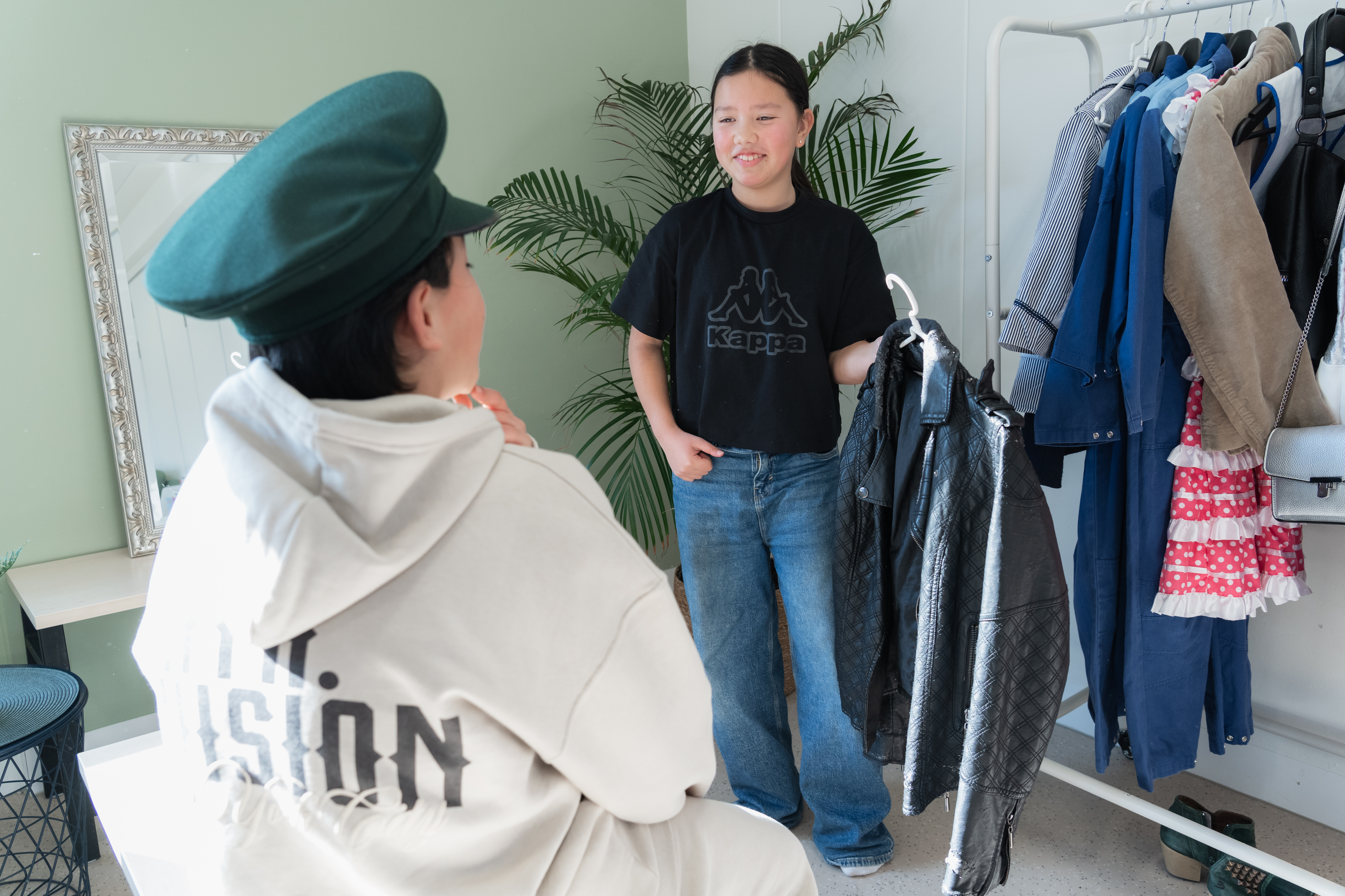 Meisjes verkleden zich op BSO Bever