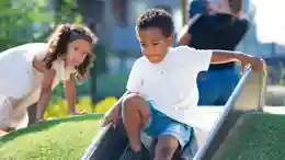 gro-up kinderen op een glijbaan