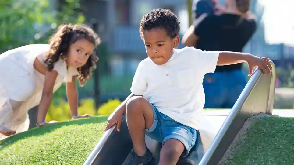 gro-up kinderen op een glijbaan