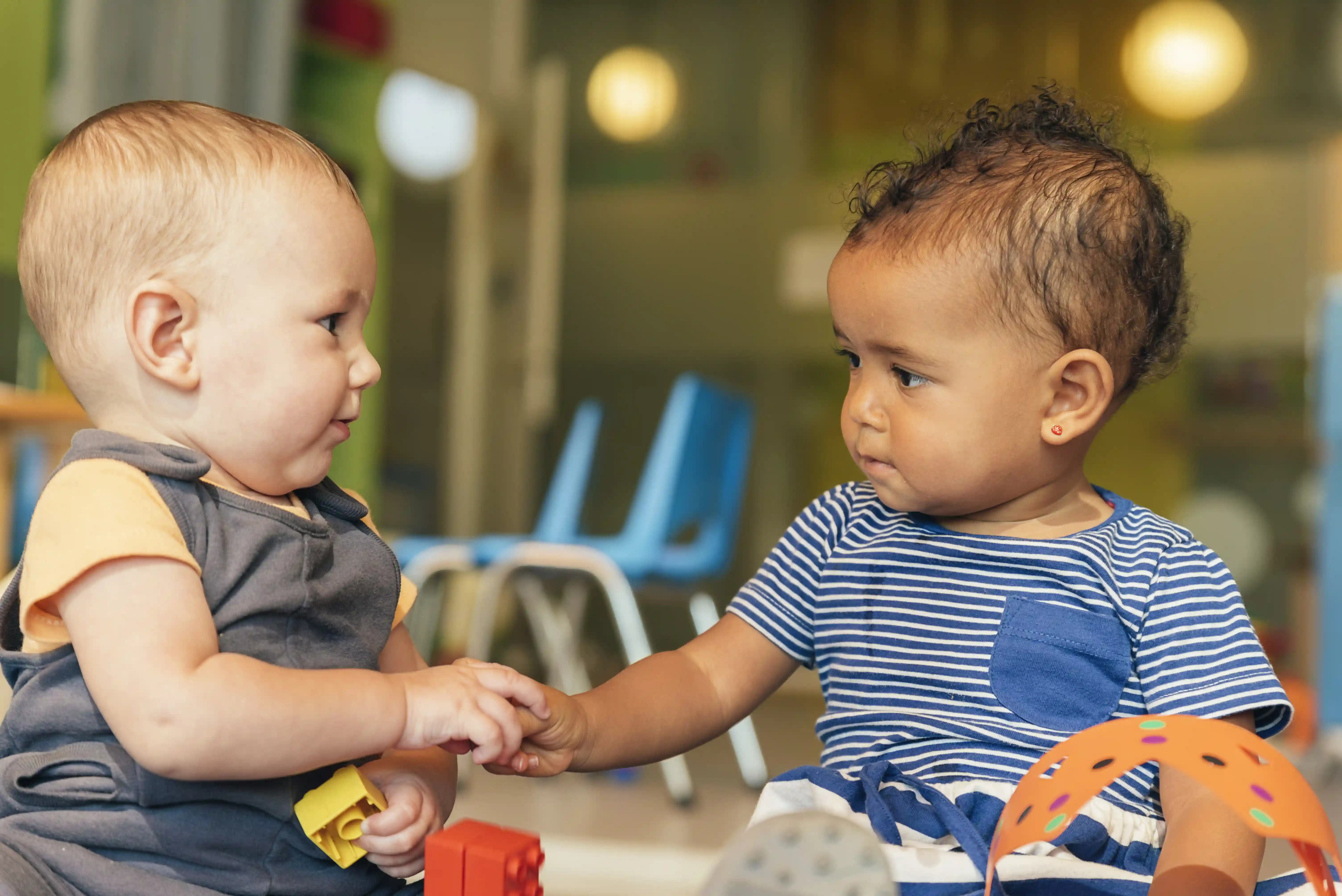gro-up twee peuters samen op peuteropvang