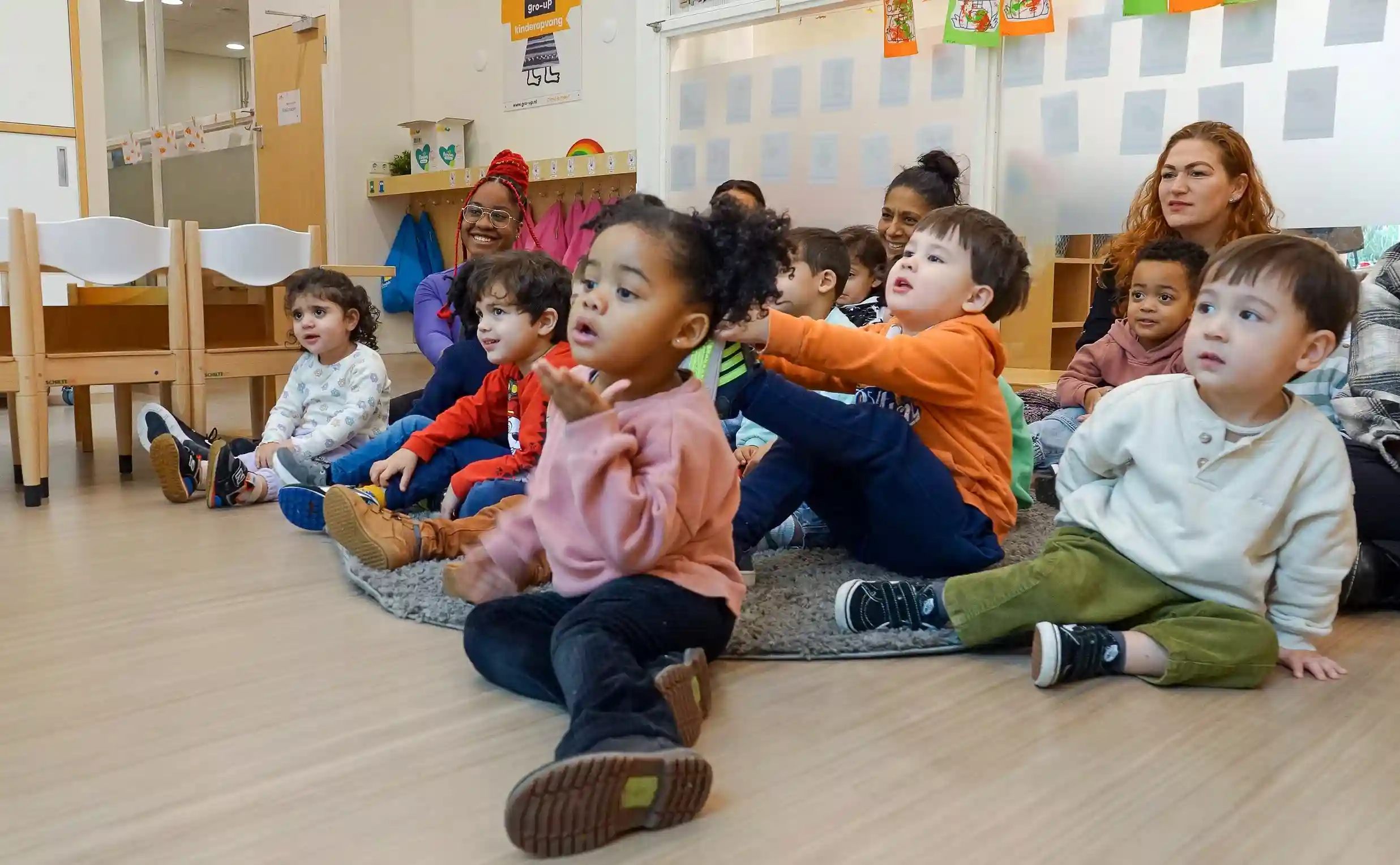 gro-up kinderen Boer Boris leest voor bij kinderdagverblijf Alice in Wonderland
