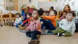 gro-up kinderen Boer Boris leest voor bij kinderdagverblijf Alice in Wonderland gro-up kinderen Boer Boris leest voor bij kinderdagverblijf Alice in Wonderland
