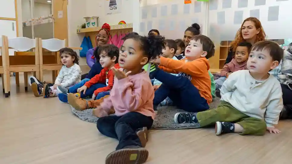 gro-up kinderen Boer Boris leest voor bij kinderdagverblijf Alice in Wonderland gro-up kinderen Boer Boris leest voor bij kinderdagverblijf Alice in Wonderland