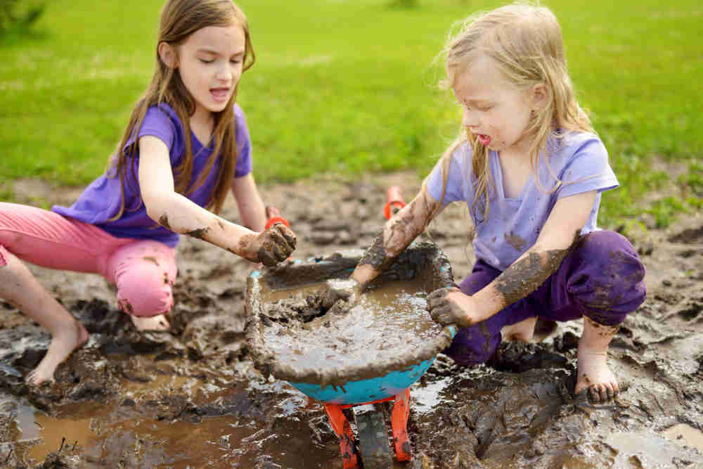 gro-up kinderen spelen met modder op ModderDag