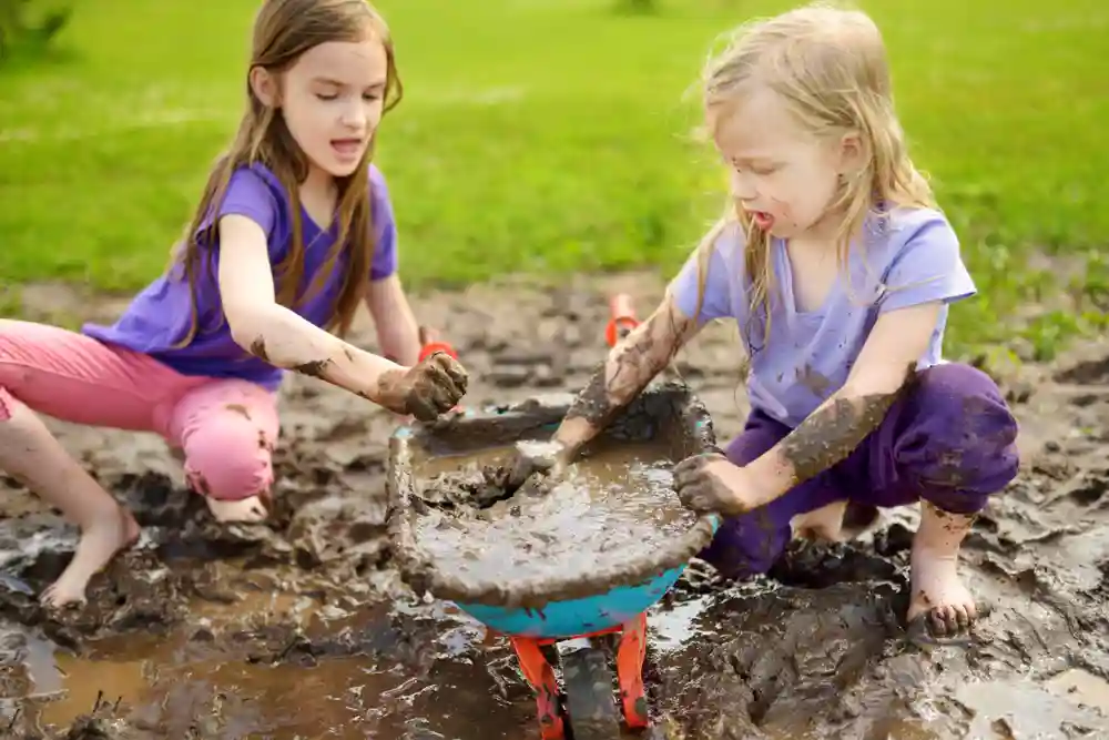 gro-up kinderen spelen met modder op ModderDag