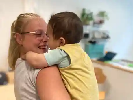 gro-up medewerker samen met baby op het kinderdagverblijf gro-up medewerker samen met baby op het kinderdagverblijf