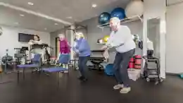 gro-up volwassenen ouderen bewegen door de knieën gro-up volwassenen ouderen bewegen door de knieën