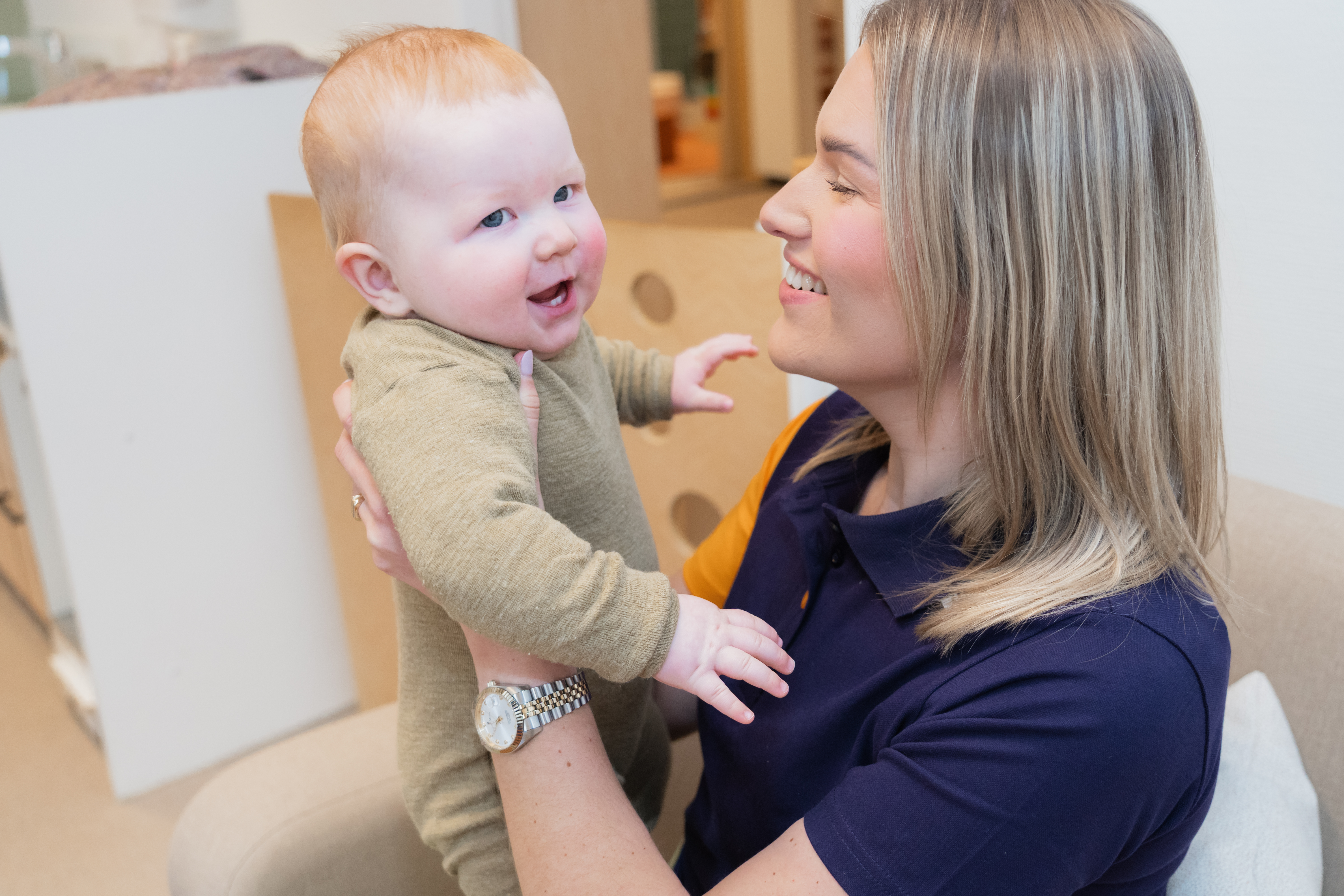 Baby wordt vastgehouden op het kinderdagverblijf van gro-up